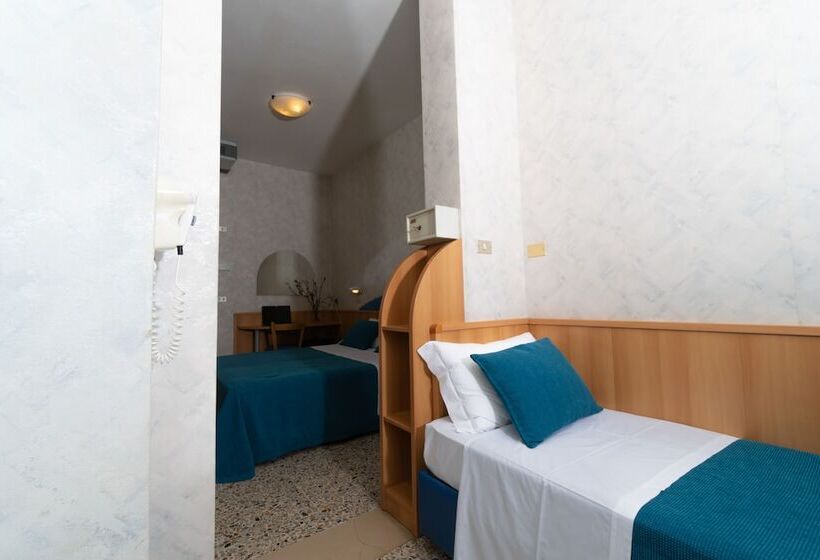 Economy Triple Room, Sampaoli