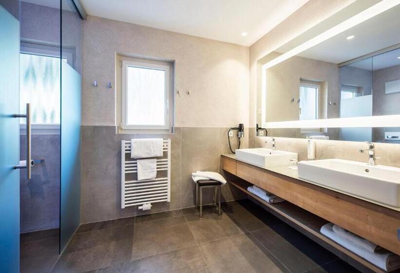اتاق استاندارد چهارنفره با بالکن, Quellenhof Luxury Resort Passeier