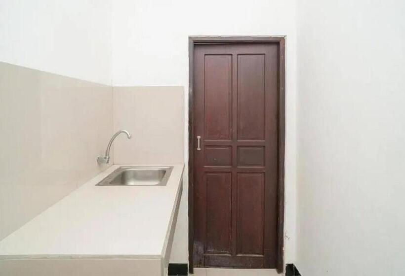 اتاق خانوادگی, Reddoorz Syariah Near Syamsudin Noor Airport 4