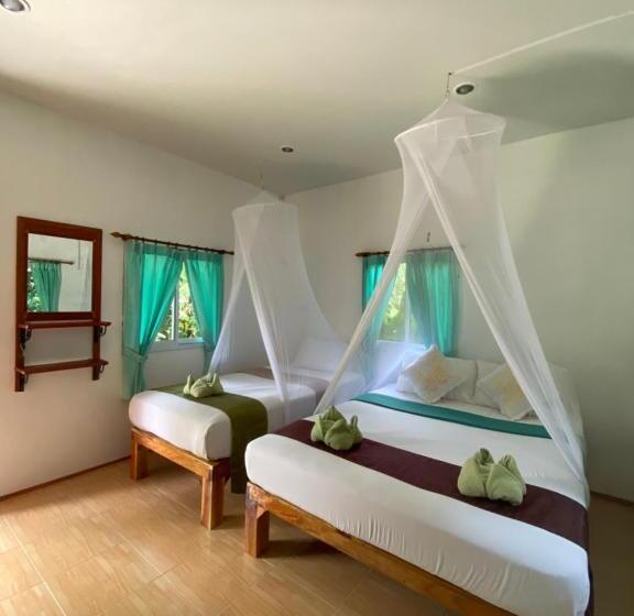 اتاق لوکس سه تخته, Khaosok Bamboo Huts Resort