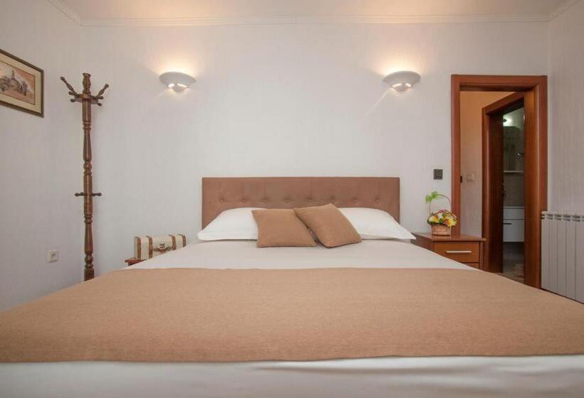 اتاق استاندارد با بالکن و چشم‌انداز باغ, Guest House Medin