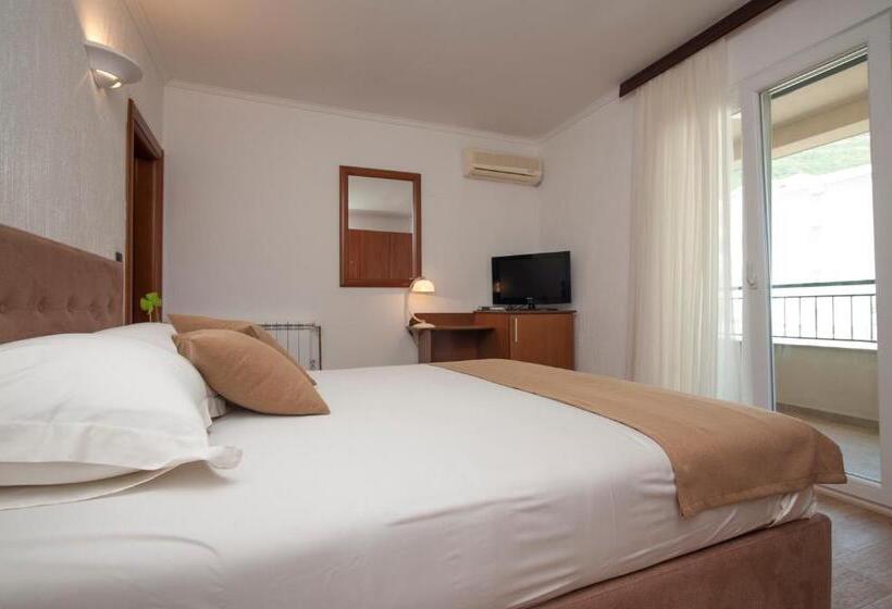 اتاق استاندارد با بالکن و چشم‌انداز باغ, Guest House Medin