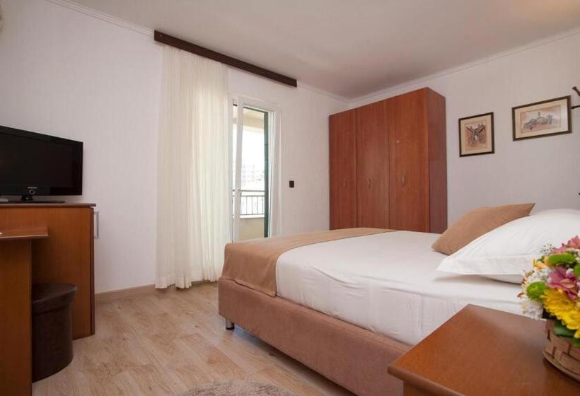 اتاق استاندارد با بالکن و چشم‌انداز باغ, Guest House Medin