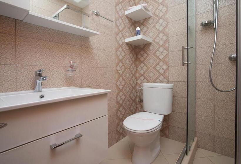 اتاق استاندارد با بالکن و چشم‌انداز باغ, Guest House Medin