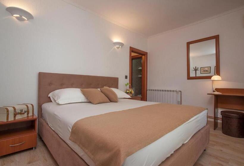 اتاق استاندارد با بالکن و چشم‌انداز باغ, Guest House Medin