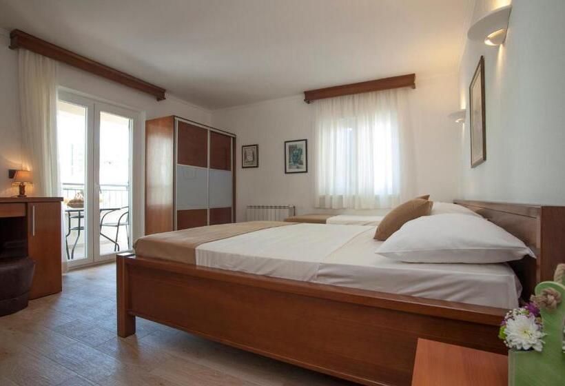 اتاق استاندارد سه تخته با بالکن, Guest House Medin