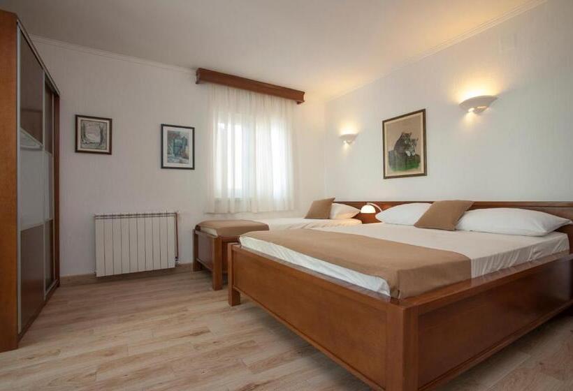 اتاق استاندارد سه تخته با بالکن, Guest House Medin