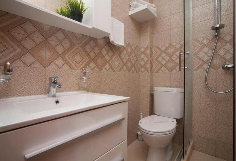 اتاق استاندارد سه تخته با بالکن, Guest House Medin