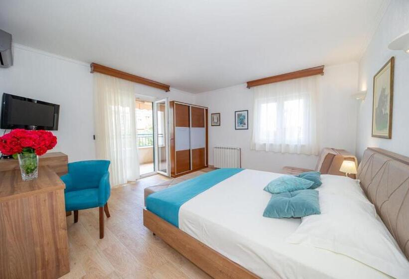 اتاق استاندارد سه تخته با بالکن, Guest House Medin