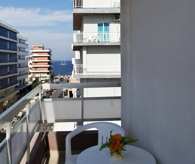 Habitación Triple Estándar, Amaryllis