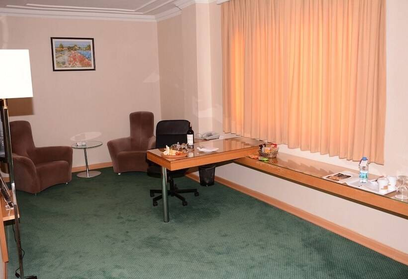 سوییت جونیور, Anemon Kent Ege