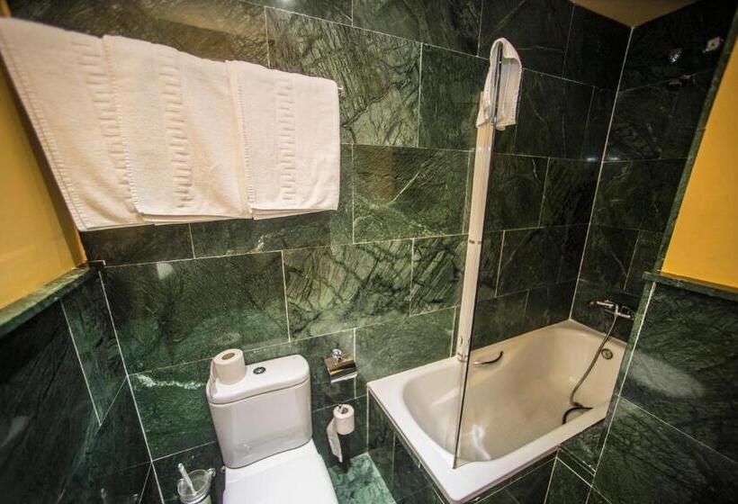اتاق استاندارد سه تخته با بالکن, Boutique Hotel Castilla