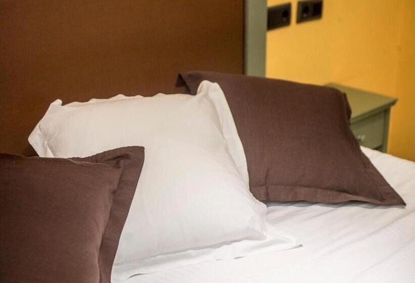 اتاق استاندارد سه تخته با بالکن, Boutique Hotel Castilla