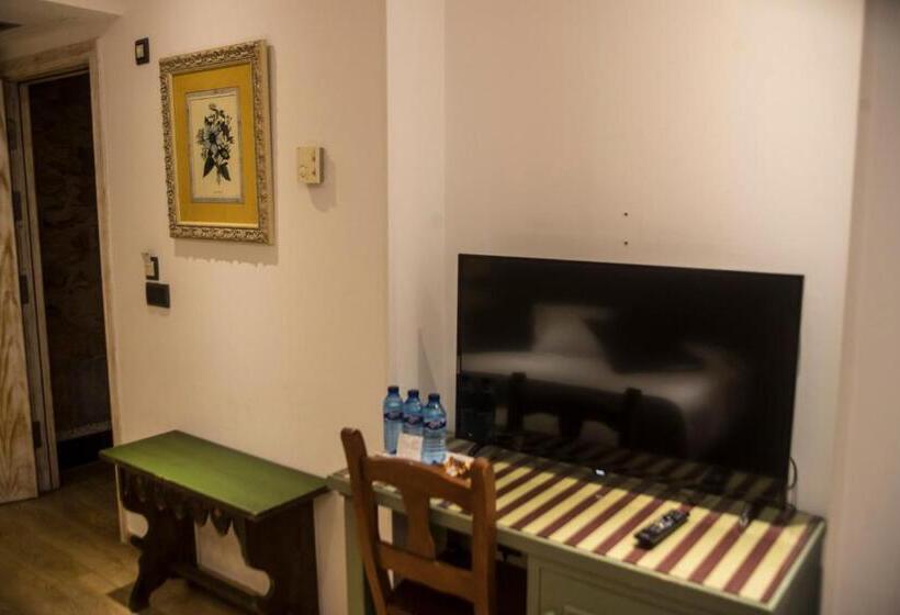 اتاق استاندارد سه تخته با بالکن, Boutique Hotel Castilla