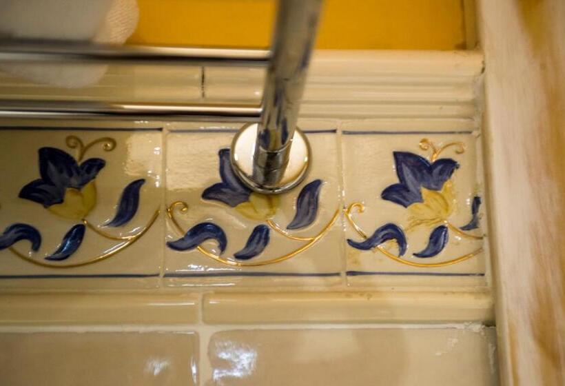 اتاق استاندارد سه تخته با بالکن, Boutique Hotel Castilla