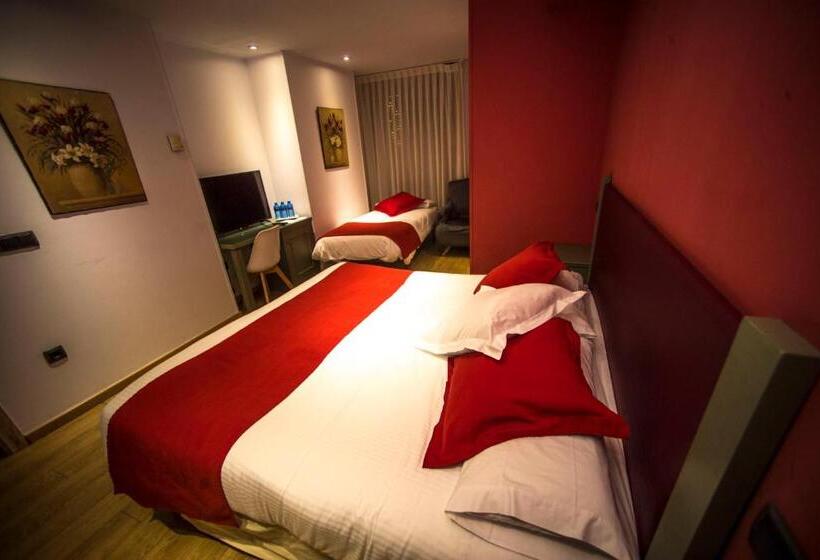 اتاق استاندارد سه تخته با بالکن, Boutique Hotel Castilla