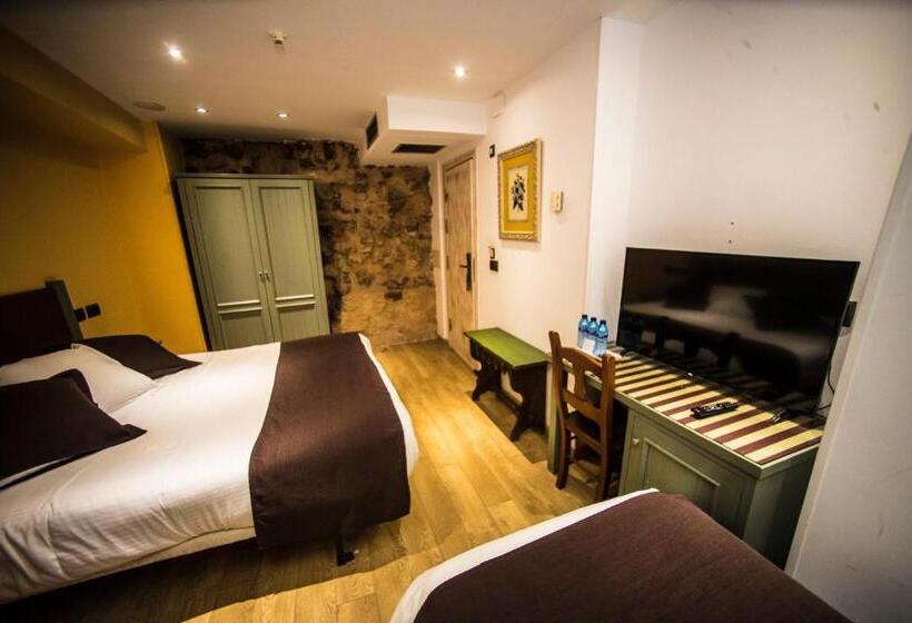 اتاق استاندارد سه تخته با بالکن, Boutique Hotel Castilla