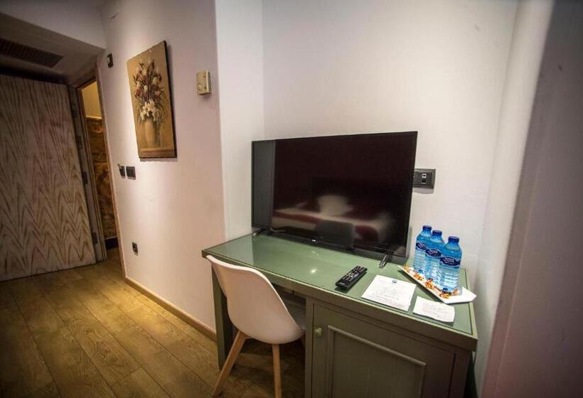 اتاق استاندارد سه تخته با بالکن, Boutique Hotel Castilla