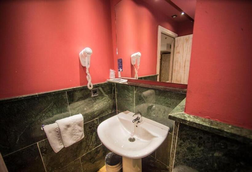اتاق استاندارد سه تخته با بالکن, Boutique Hotel Castilla