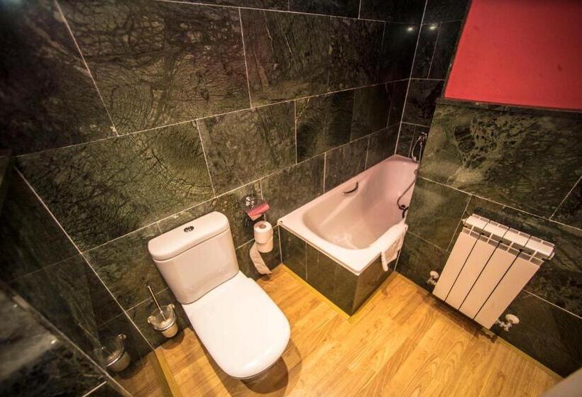 اتاق استاندارد سه تخته با بالکن, Boutique Hotel Castilla