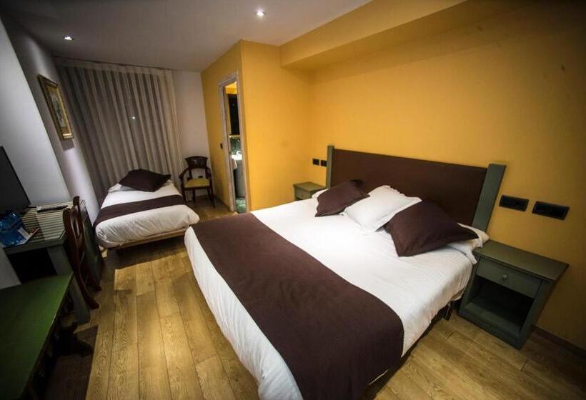 اتاق استاندارد سه تخته با بالکن, Boutique Hotel Castilla