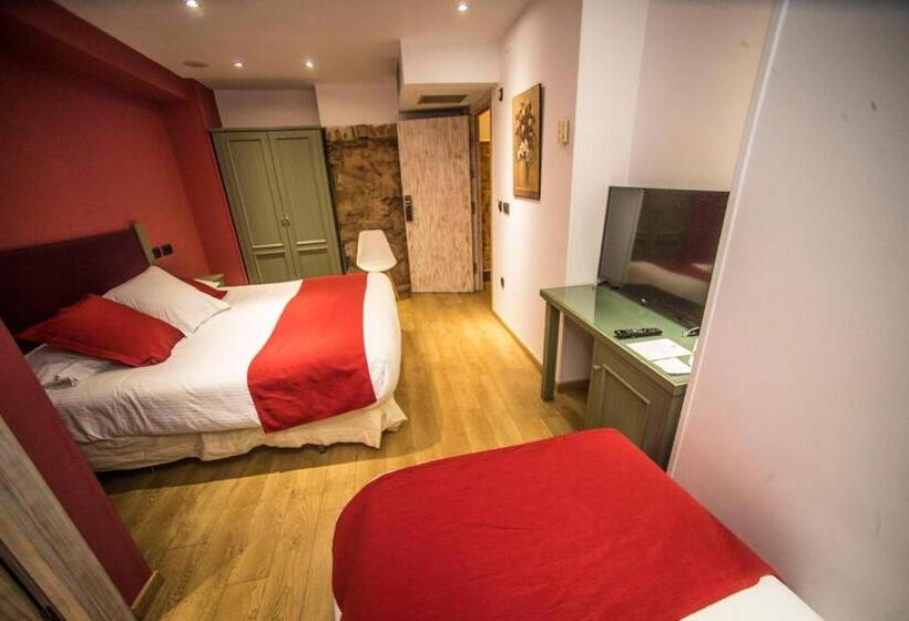 اتاق استاندارد سه تخته با بالکن, Boutique Hotel Castilla