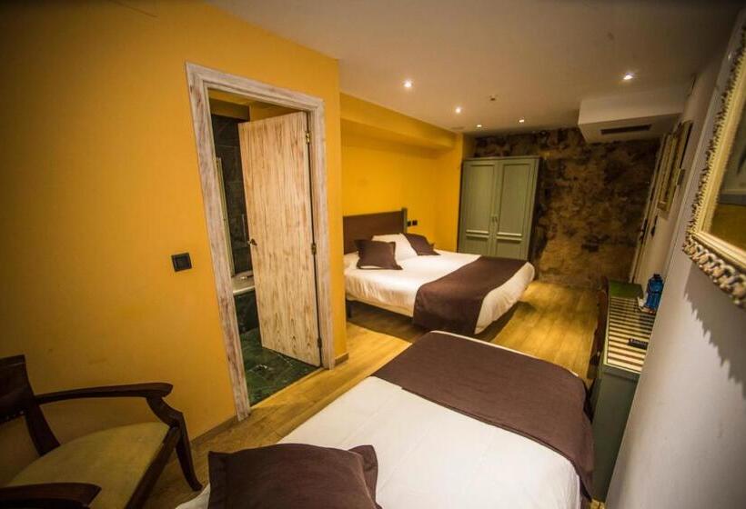 اتاق استاندارد سه تخته با بالکن, Boutique Hotel Castilla
