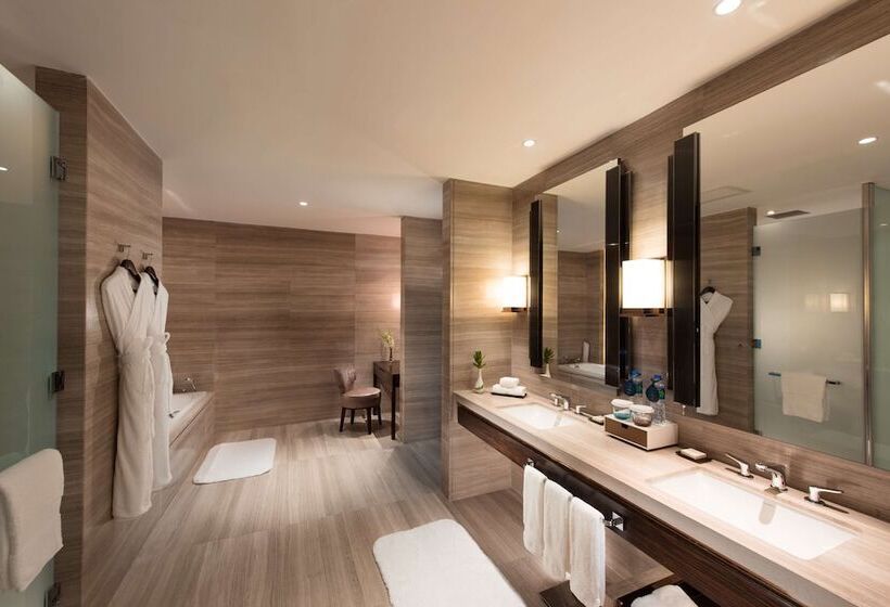 Deluxe Suite King Bed, Hilton Shenzhen Futian