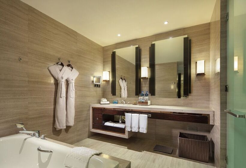 Deluxe Suite King Bed, Hilton Shenzhen Futian