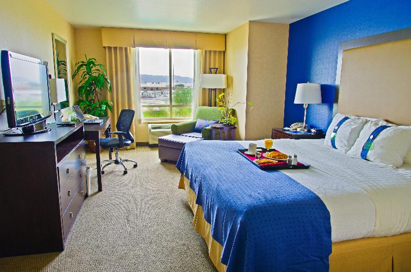 اتاق اجرایی با تخت بزرگ, Holiday Inn & Suites Phoenix Airport, An Ihg