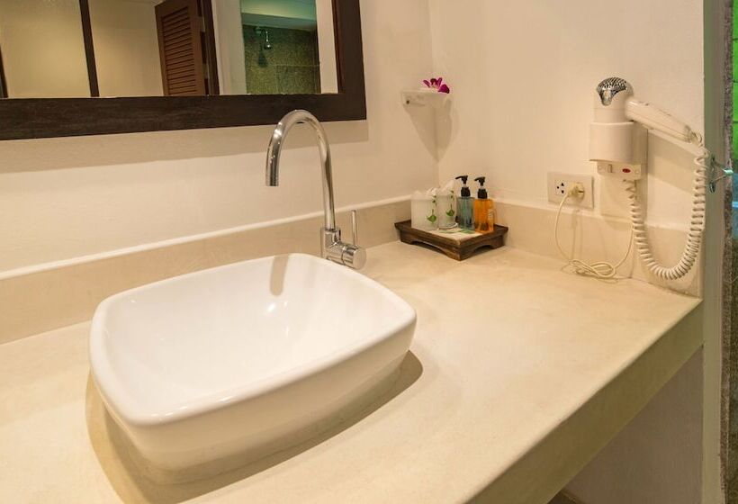 اتاق لوکس با چشم‌انداز استخر, Aonang All Seasons Beach Resort