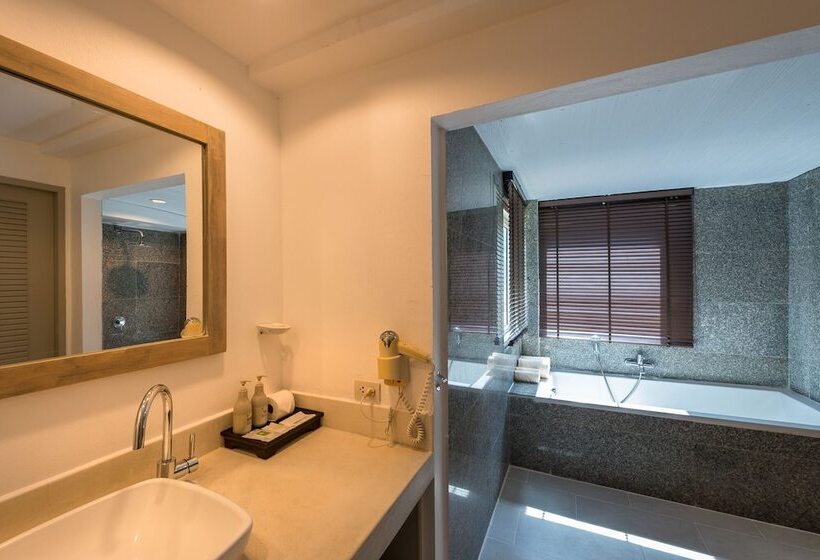 اتاق لوکس با چشم‌انداز استخر, Aonang All Seasons Beach Resort