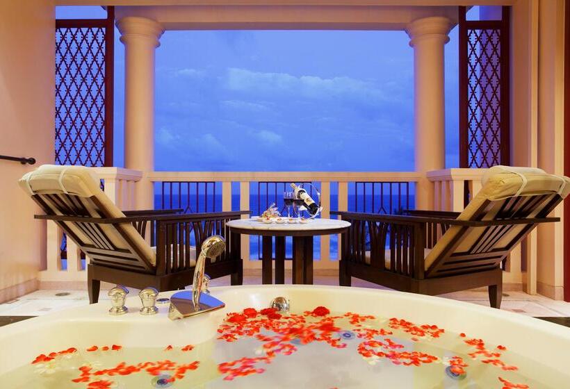 اتاق لوکس با چشم‌انداز دریا, Centara Grand Beach Resort Phuket