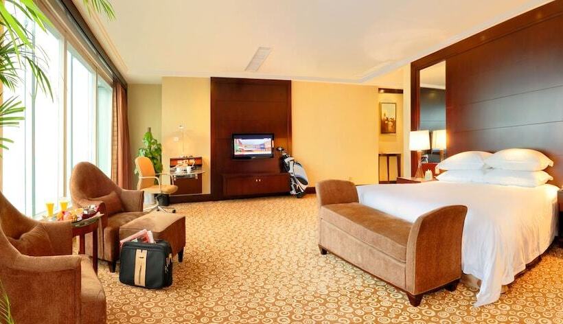 سوییت لوکس, Golden Eagle Summit Hotel Downtown