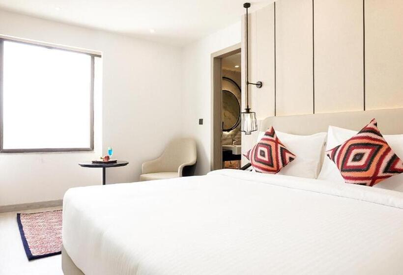 Club Room King Bed, Golden Tulip Lucknow