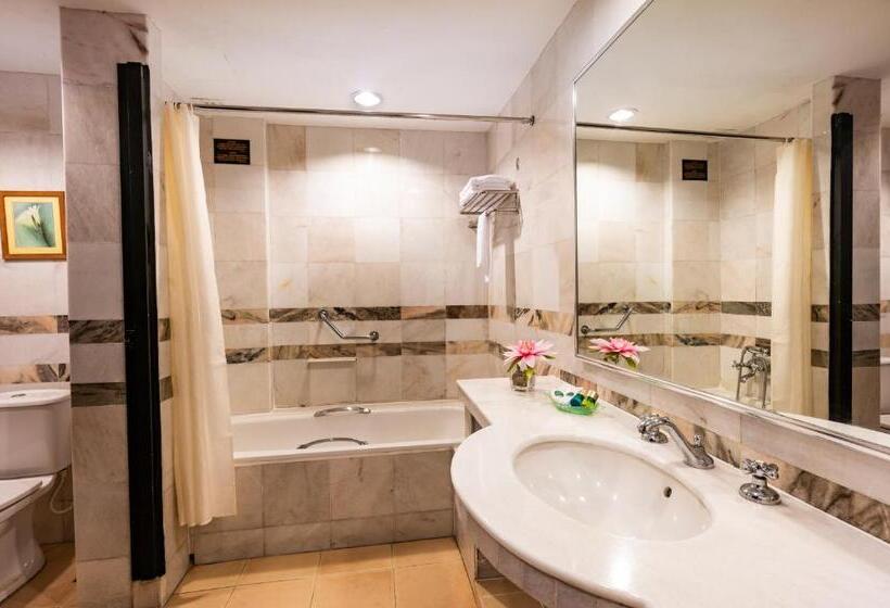 اتاق لوکس, Century Pines Resort