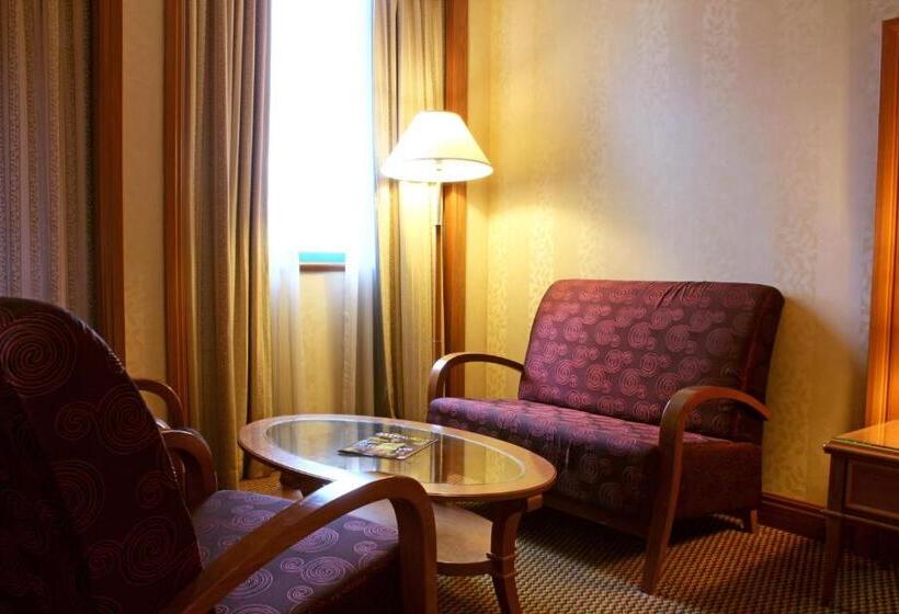 اتاق لوکس با تخت بزرگ, Imperial Hotel Miri