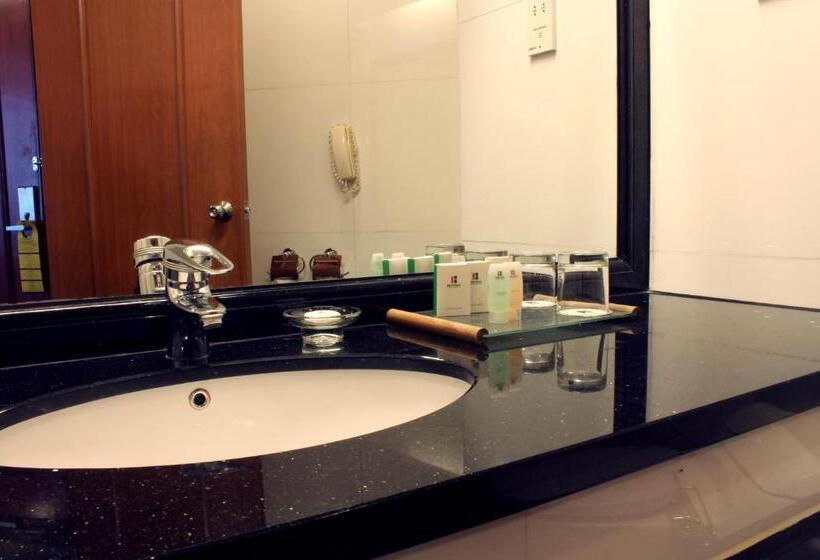 اتاق اجرایی با تخت بزرگ, Imperial Hotel Miri
