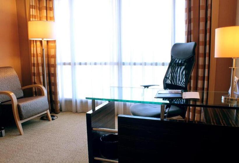 اتاق اجرایی با تخت بزرگ, Imperial Hotel Miri