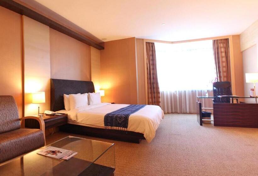 اتاق اجرایی با تخت بزرگ, Imperial Hotel Miri