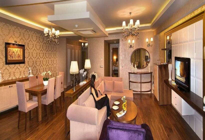 سوئیت با تخت بزرگ, Royal Holiday Palace