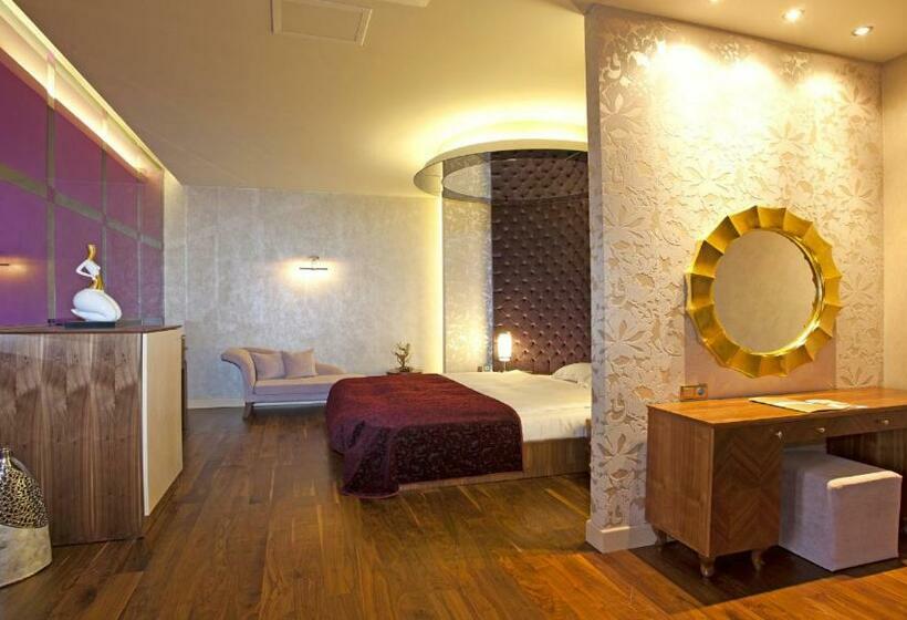 سوئیت با تخت بزرگ, Royal Holiday Palace
