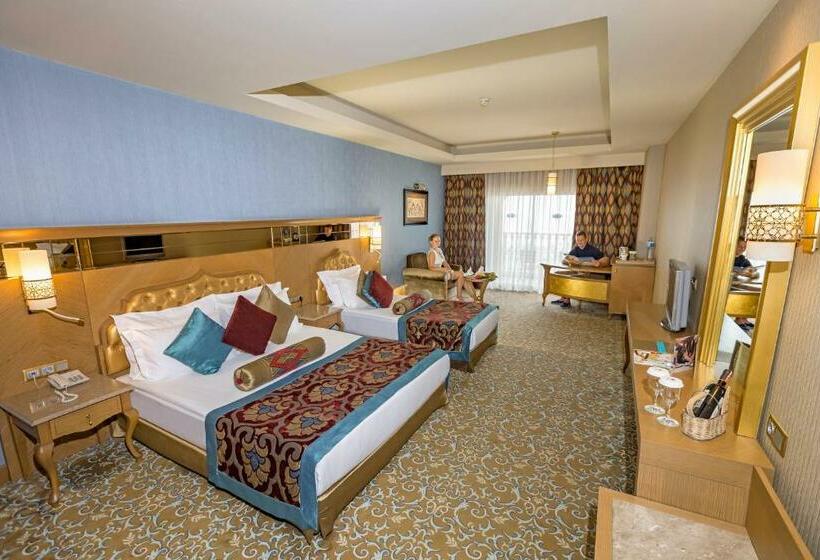 اتاق اساندارد با چشم‌انداز جانبی به دریا, Royal Holiday Palace