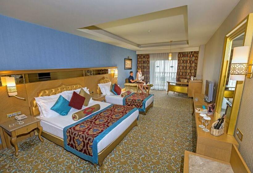 اتاق اساندارد با چشم‌انداز جانبی به دریا, Royal Holiday Palace