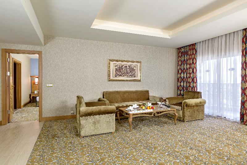 سوییت لوکس, Royal Holiday Palace