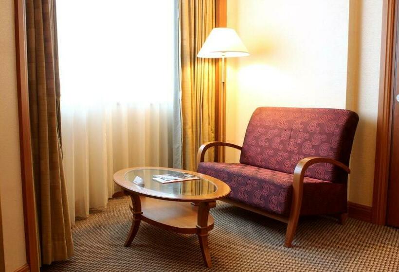 اتاق سوپریور با تخت بزرگ, Imperial Hotel Miri