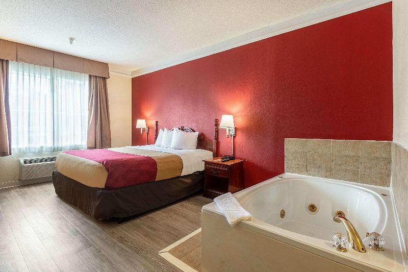 اتاق استاندارد با تخت بزرگ, Econo Lodge  Inn & Suites