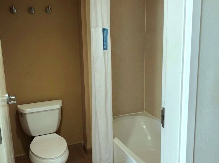 استودیوی استاندارد, Hampton Inn & Suites Norfolk Airport