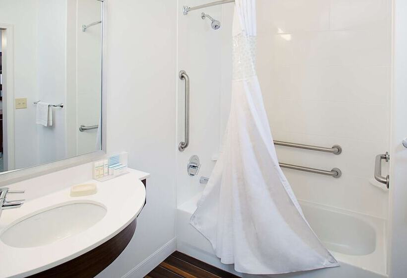 استودیوی استاندارد, Hampton Inn & Suites Palmdale