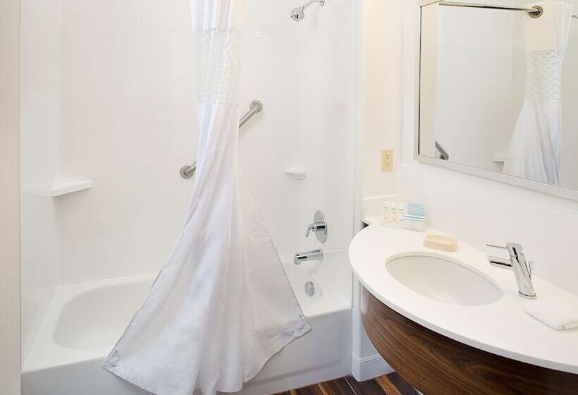 استودیوی استاندارد, Hampton Inn & Suites Palmdale